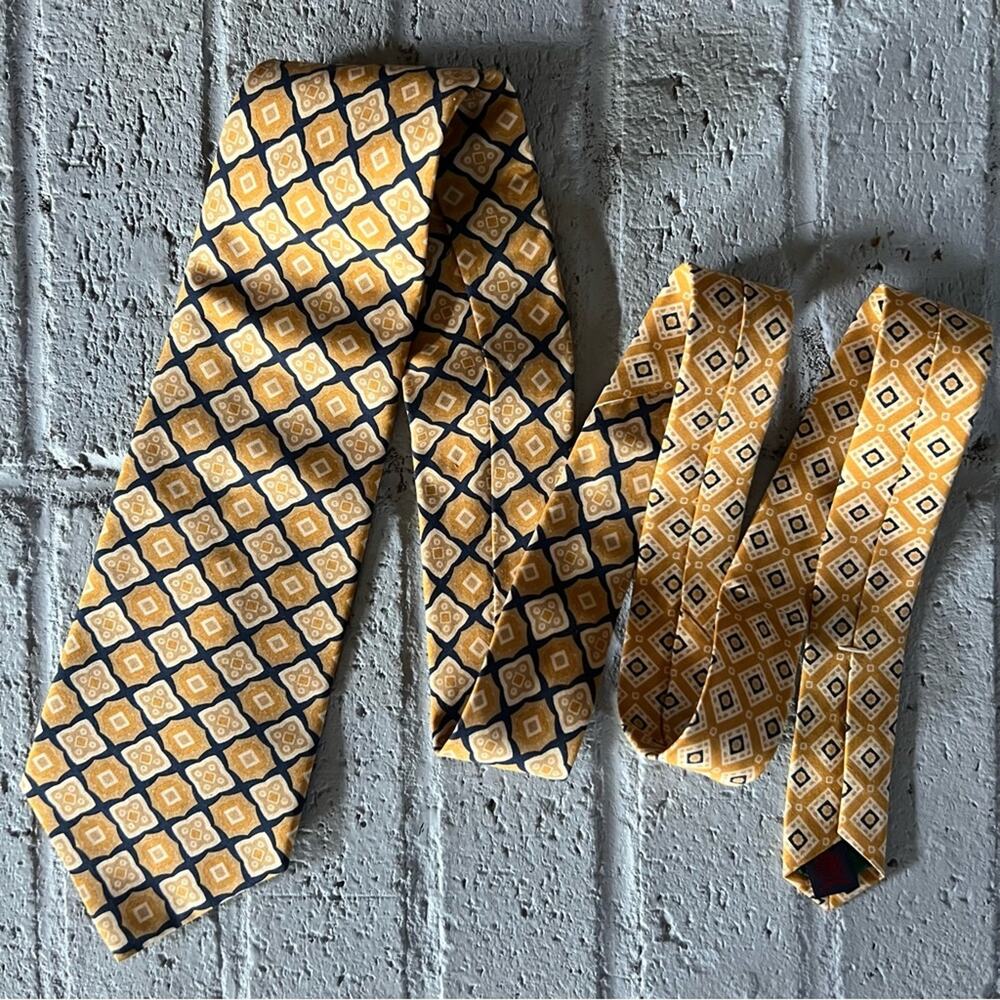 Vintage Tommy Hilfiger 90s silk tie Made in the USA printed in Italy